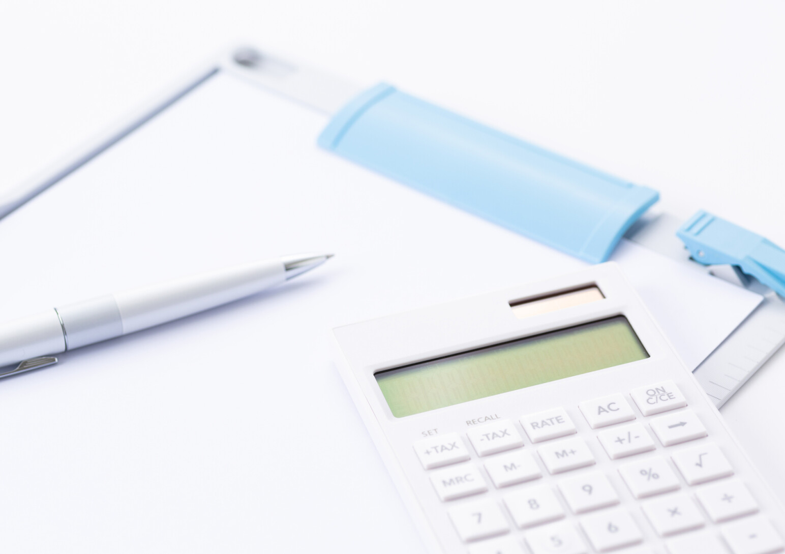 デジタルサイネージって導入にいくらかかるの？一般的な費用を項目ごとに解説！