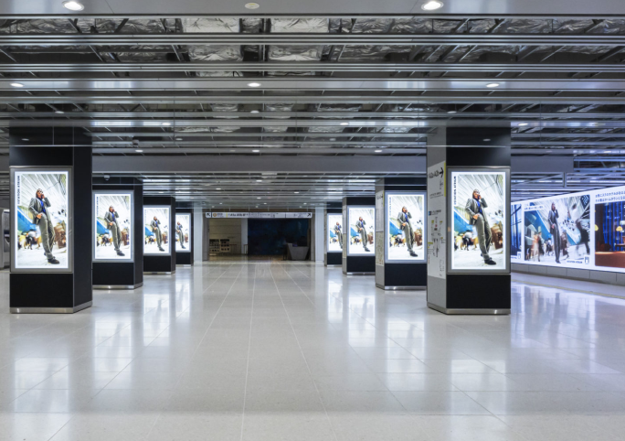 虎ノ門ヒルズステーションタワー様【駅コンコースサイネージ】