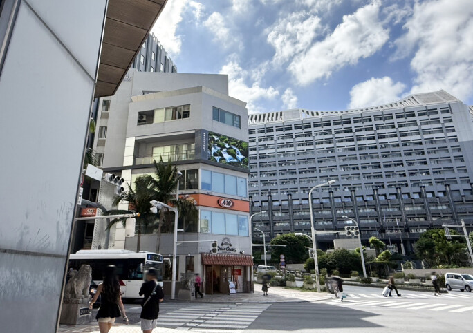 株式会社あしびかんぱにー - 沖縄国際通りLEDビジョン”あしびビジョン”　